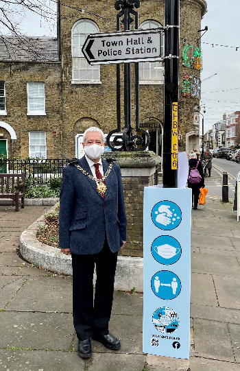 THe Mayor in Deal High Street next to Covid sign